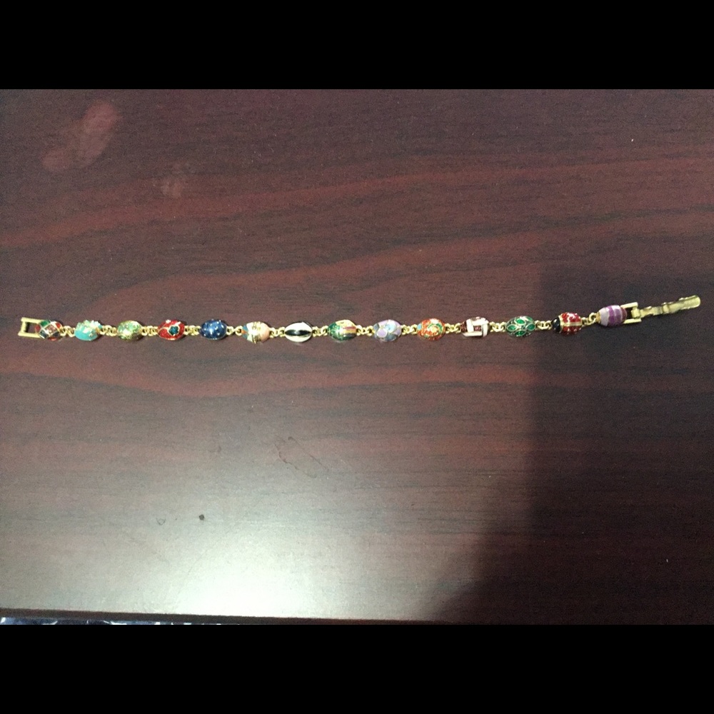 Multi colored bracelet. Gold tone.